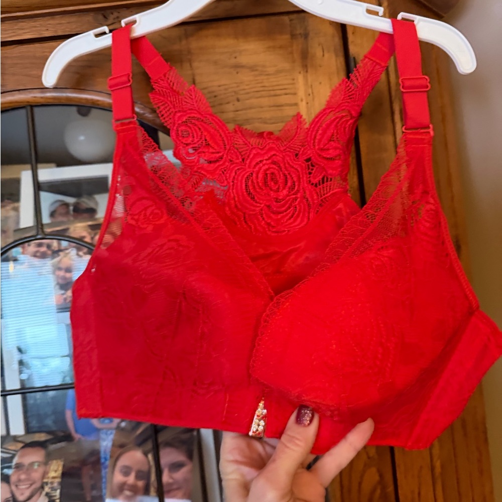 NEW NWT 46F Elegant Red Lace Front Closure Bra.